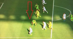 La moviola di Napoli - Crotone: Mariani non espelle Rog, il rigore su Hamsik è molto generoso