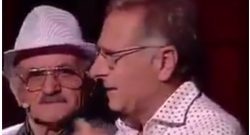 Una signora scivola da sola in studio, Bonolis punge: "Rigore per la Juve" [VIDEO]