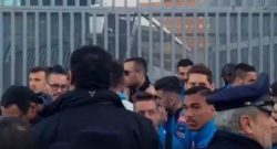 Napoli alla stazione tra sorrisi e divertimento con i tifosi azzurri, Sarri... [VIDEO ESCLUSIVI]