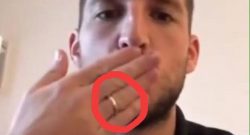 FOTO - Mertens spegne i pettegolezzi sulla sua vita privata, guardate la sua mano!