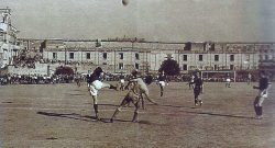 In Italia già si è giocato a Natale, nel '46 derby Napoli-Salernitana all'Orto Botanico! E Maradona...