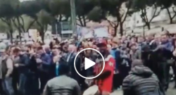 "Chi non fa l'offerta è fratello di Higuain", show all'esterno del San Paolo [VIDEO]