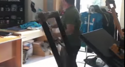 Gli regalano un uovo di Pasqua della Juve. Guardate come ha reagito un tifoso del Napoli [VIDEO]