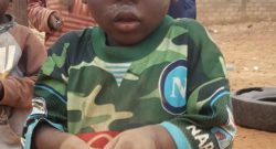 Immagine commovente, il bimbo africano con la maglia del Napoli [FOTO]