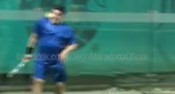 Diego Armando è sempre lui: dà spettacolo con una pallina da tennis [VIDEO]