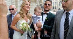 Dries e Kat è pace fatta? I due immortalati teneramente al matrimonio di De Bruyne [FOTO]