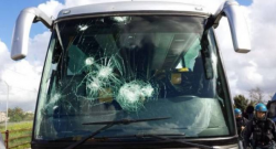 Attimi di terrore a Baiano, bus dell'Avellino colpito da un sasso lanciato dal cavalcavia