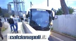 CLAMOROSO - Imprevisto per il pullman della Juve, cambia strada e si incastra in un muretto [FOTO]