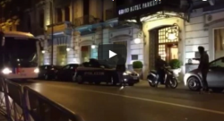 L'arrivo del bus della Juventus in Hotel, tante forze dell'ordine ma pochi tifosi [VIDEO]