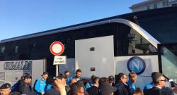 Bagno di folla alla partenza del Napoli per Roma in stazione, tifosi in delirio [VIDEO]