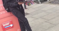 "Tunnel ad occhi chiusi" in strada, le magie di un ragazzo mentre legge [VIDEO]