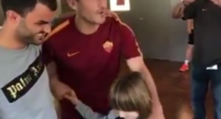 Lo straordinario gesto di Totti: due biglietti per il piccolo fan non vedente [VIDEO]