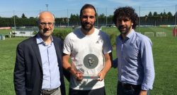 Higuain riceve il premio al capocannoniere: è quello dello scorso anno con il Napoli [FOTO]