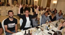 Callejon si rilassa in piscina con la moglie Marta, un bacio d'amore [FOTO]