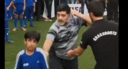 Maradona gioca con i bambini, uno di loro lo spinge a terra: la sua reazione è imperdibile [VIDEO]