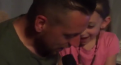 Giaccherini si esibisce al Karaoke in compagnia della sua piccola [VIDEO]