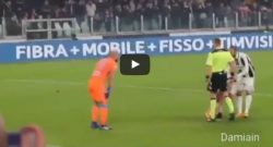 Higuain bacia la parte bassa della schiena di Dybala prima del rigore a Reina [VIDEO INEDITO]
