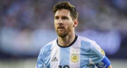 Bambino allontanato dagli agenti per un selfie, bellissimo gesto di Leo Messi [VIDEO]