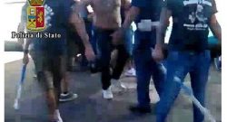 Assalto in autogrill, 100 ultras milanisti contro 15 napoletani. Accade di tutto, poi la Polizia...