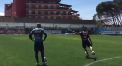 Reina contro Pavoletti: tiri da metà campo per colpire la traversa [VIDEO]