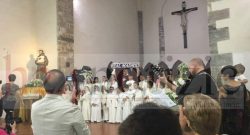 FOTO - Clamoroso: parroco tifoso azzurro sfoggia sciarpa del Real durante le comunioni, è bufera