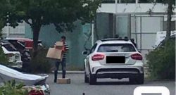 Ounas, scherza e balla ma ormai è tutto pronto anche il baule dell'auto pieno di pacchi [VIDEO]