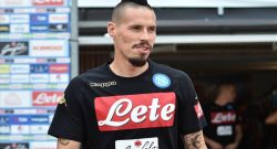 Dimaro, striscione ironico verso la Juve. Hamsik e Insigne accennano un sorriso