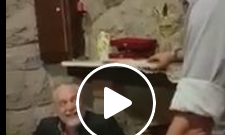 Squitieri scatenato nelle imitazioni, De Laurentiis assiste diverito [VIDEO]