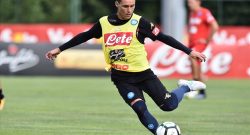 Dimaro, attimi di paura per Callejon: l'esterno cade rovinosamente su una borsa frigo