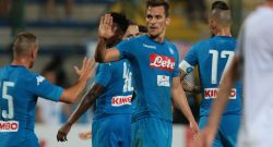 Milik sbaglia un gol praticamente fatto, il San Paolo lo incoraggia: gesto bellissimo