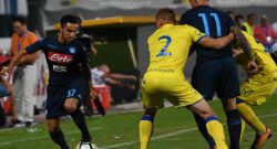 Fallaccio di Godin su Ounas che esce in lacrime: le ultime sull'infortunio [VIDEO]