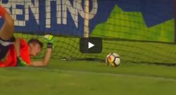 Trento-Napoli, pazzesco gol di Chiriches: calcia da 65 metri [VIDEO]