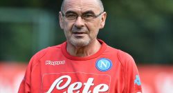 "Credete allo scudetto?". Un tifoso fa una domanda, Sarri risponde con un gesto napoletano [VIDEO]