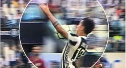 CLAMOROSO - Juve, Dybala si aggiusta il pallone con la mano e segna: niente VAR [VIDEO]