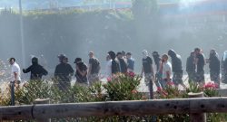 Hotel del Napoli preso di mira, nella notte arrestati 9 tifosi: hanno sparato petardi. Polizia in assetto anti-sommossa