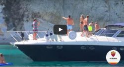 Totti dà spettacolo anche a mare, il passaggio da barca a barca è spettacolare [VIDEO]