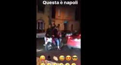 Due tifosi del Napoli incontrano Jorginho per strada, partono i corsi sul motorino [VIDEO]
