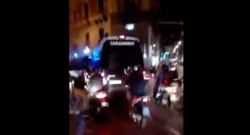 Giocatori del Manchester City arrivano allo stadio San Paolo scortati dai napoletani [VIDEO]