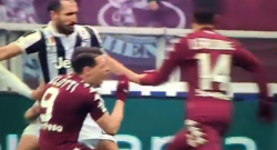 Torino-Juventus, Chiellini rifila un pugno a Belotti: per Orsato tutto regolare (VIDEO)