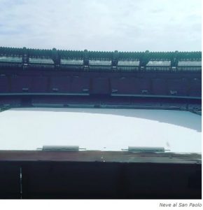 La neve a Napoli ha colpito anche il centro di allenamento di Castel Volturno. La forte nevicata che ha colpito tutta l’area campana nella notte e nelle prime ore del mattino ha imbiancato anche i campi di allenamento del Napoli e la società azzurra è stata costretta a rimandare l’allenamento della squadra. Questo il comunicato ufficiale presente sul sito: “La neve è arrivata anche a Castelvolturno. Dopo il successo di Cagliari, il Napoli questa mattina ha trovato il Centro Tecnico completamente imbiancato per la fortissima e, inedita, nevicata che ha colpito la Campania in queste ore. Non era mai capitato che i campi di allenamento fossero totalmente ricoperti da oltre 20 centimetri di neve. La seduta di allenamento prevista per questa mattina, pertanto, è stata annullata. La squadra riprenderà domani pomeriggio la preparazione in vista del match contro la Roma di sabato al San Paolo”. Anche lo Stadio San Paolo è sommero dalla neve, come si può vedere dalla foto postata su Twitter dal Napoli: