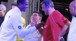 Evento tra ex stelle del calcio mondiale, Kluivert saluta tutti e salta apposta Maradona: l'argentino incredulo [VIDEO]