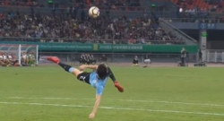 VIDEO - Gol pazzesco di Cavani in Uruguay-Repubblica Ceca: rovesciata mostruosa!