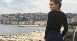 [TN] - FOTO - Vacanze pasquali a Napoli per lady Petagna, eccola sul lungomare