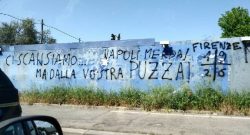 "Ci scansiamo...ma dalla vostra puzza! Napoli mer**": vergonoso striscione apparso tra le strade di Firenze [FOTO]