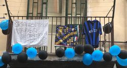 Napoli, spuntano palloncini nerazzurri e uno striscione: “Interisti per una sola notte!”