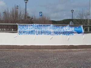 FOTO - Meraviglioso striscione a Castel Volturno per Insigne: "Forza Lorenzo, tutta Napoli è conte"