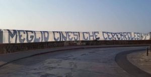 FOTOGALLERY - Curva A tappezza Napoli di insulti ad ADL: "Rispetta la città, infame senza dignità. Buffone, resti il solito pappone"