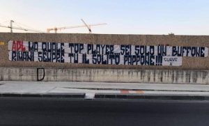 FOTOGALLERY - Curva A tappezza Napoli di insulti ad ADL: "Rispetta la città, infame senza dignità. Buffone, resti il solito pappone"