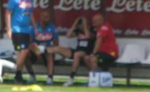 FOTO TN - Infortunio per Zielinski! Problema alla caviglia e subito ghiaccio: polacco in panchina sofferente