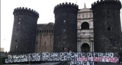 FOTOGALLERY - Curva A tappezza Napoli di insulti ad ADL: "Rispetta la città, infame senza dignità. Buffone, resti il solito pappone"